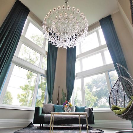 Modernized Five Bedroom Villa Ричмонд-Хилл Экстерьер фото